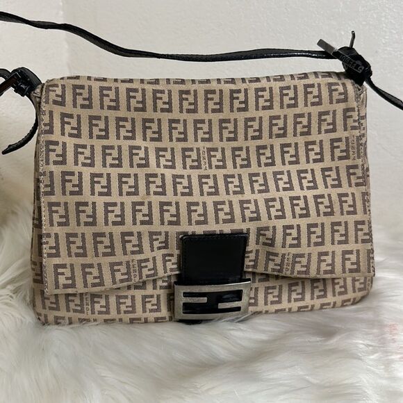 💯Authentic Fendi Shoulder Bag🍀 - Picture 10 of 17